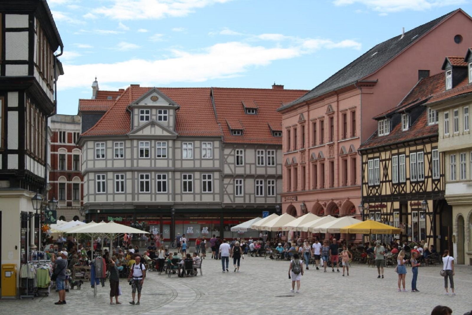 Die Außengastronomie im Landkreis Harz, hier auf dem Markt in Quedlinburg, darf ab Freitag wieder öffnen.