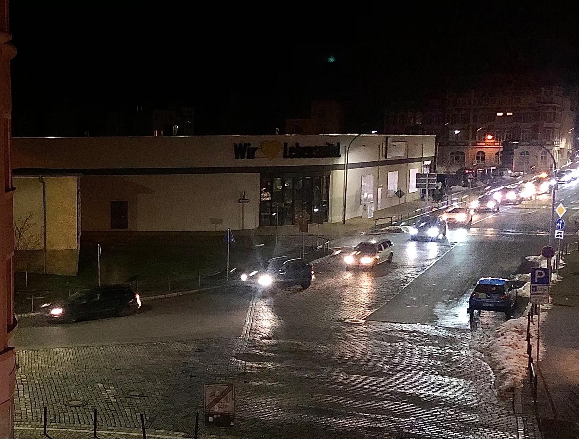 Dutzende Fahrzeuge bewegten sich am Freitagabend als Autokorso durch Zeitz.