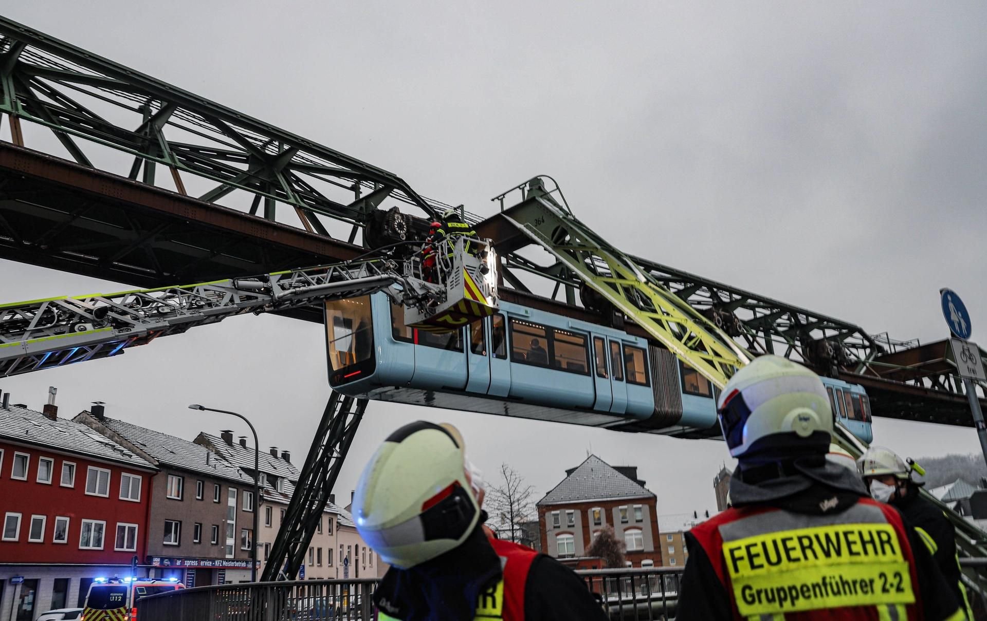 Einsatzkräfte retten sechs Menschen aus einer Schwebebahn in Wuppertal.