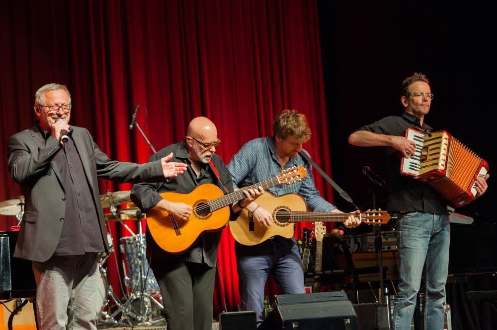 Liedermacher Konstantin Wecker gastierte mit den Musikern Nils Tuxen, Tim Neuhaus und Jo Barnikel (v.l.) im Lichthof in Freyburg.