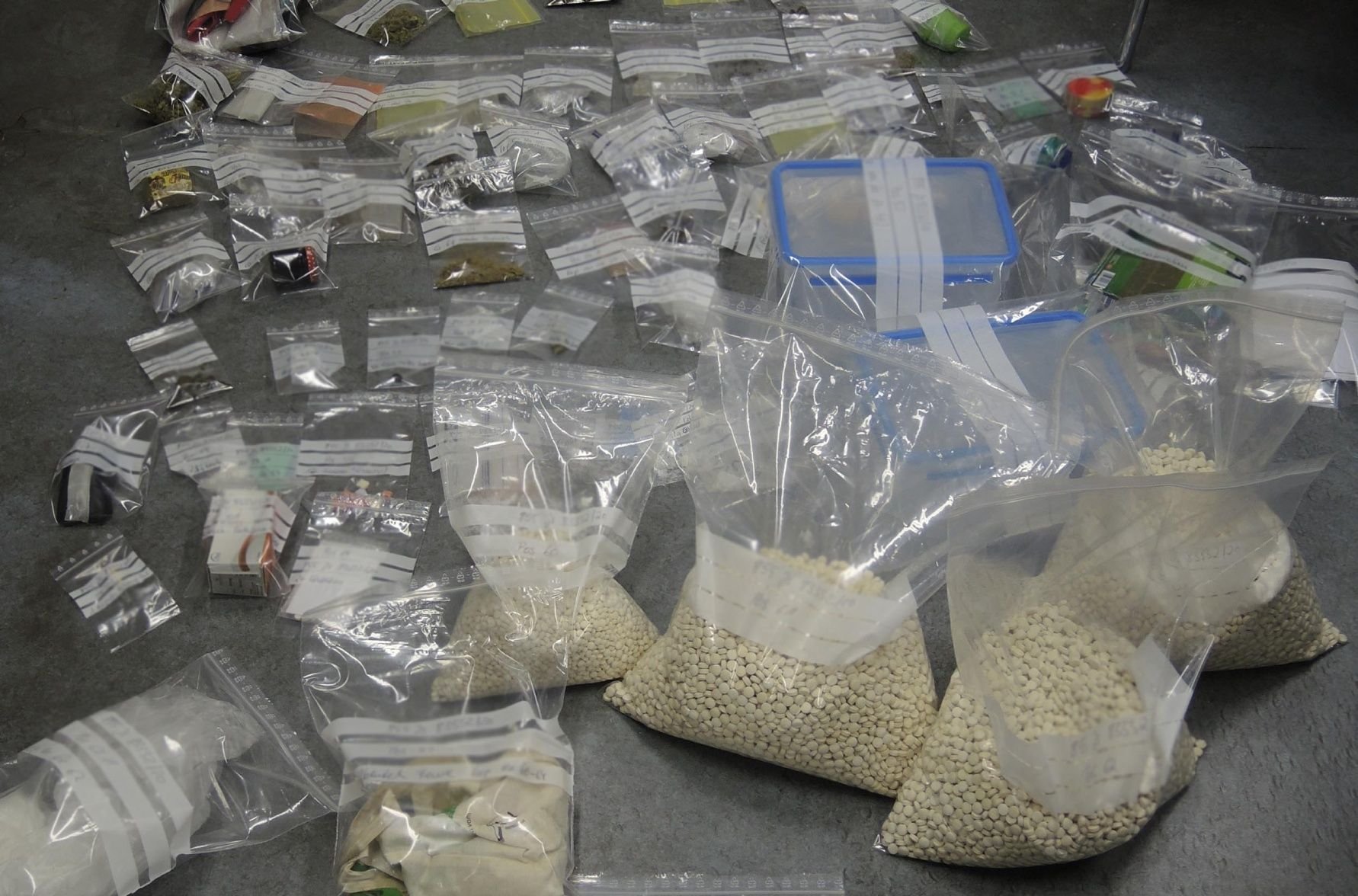 Diverse Tüten mit Tabletten: Ein Mann aus Blankenburg hat offenbar im großen Stil mit Drogen gehandelt.