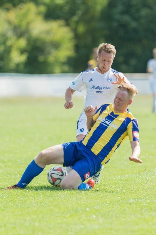 Der reaktivierte Routinier Robert Jesswein (hinten), hier im Zweikampf mit Hendrik Hartmann, erzielte zwei der drei Freyburger Tore beim 3:1-Sieg gegen den SV Teuchern.