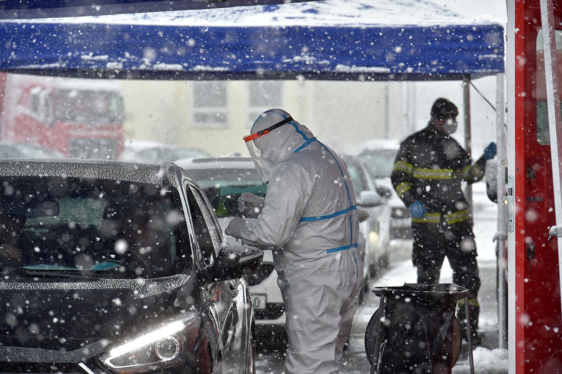 An einer Drive-In-Testanlage für Pendler am tschechisch-deutschen Grenzübergang in Mühlbach (Pomezi nad Ohri) nimmt ein Mitarbeiter einen Abstrich