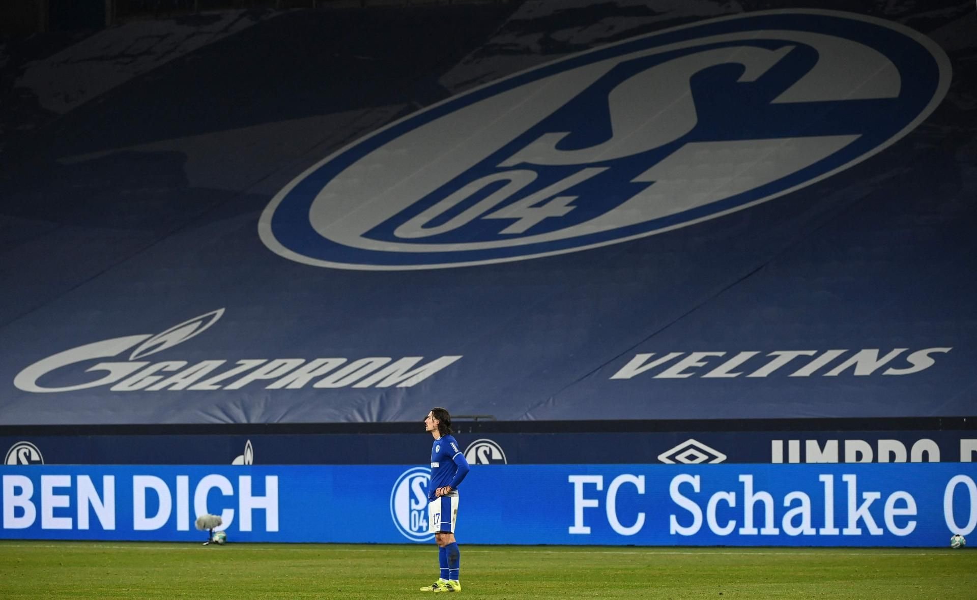 Nach der Derby-Niederlage am Samstagabend rückt Schalke 04 tiefer in die Krise.