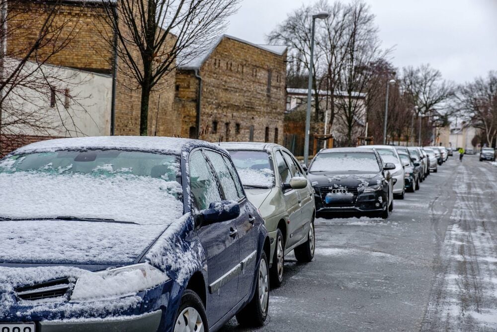 Stehen Autos lange bei Eis und Schnee, kann es Probleme geben.