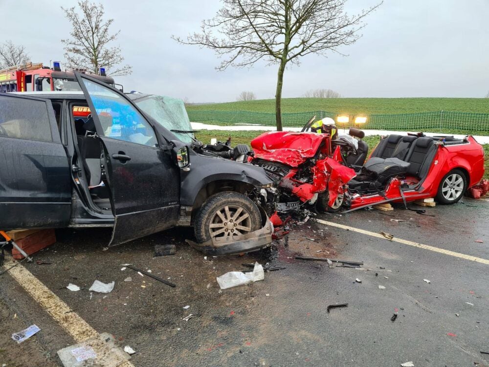 Zwei Autos sind frontal zusammengestoßen.