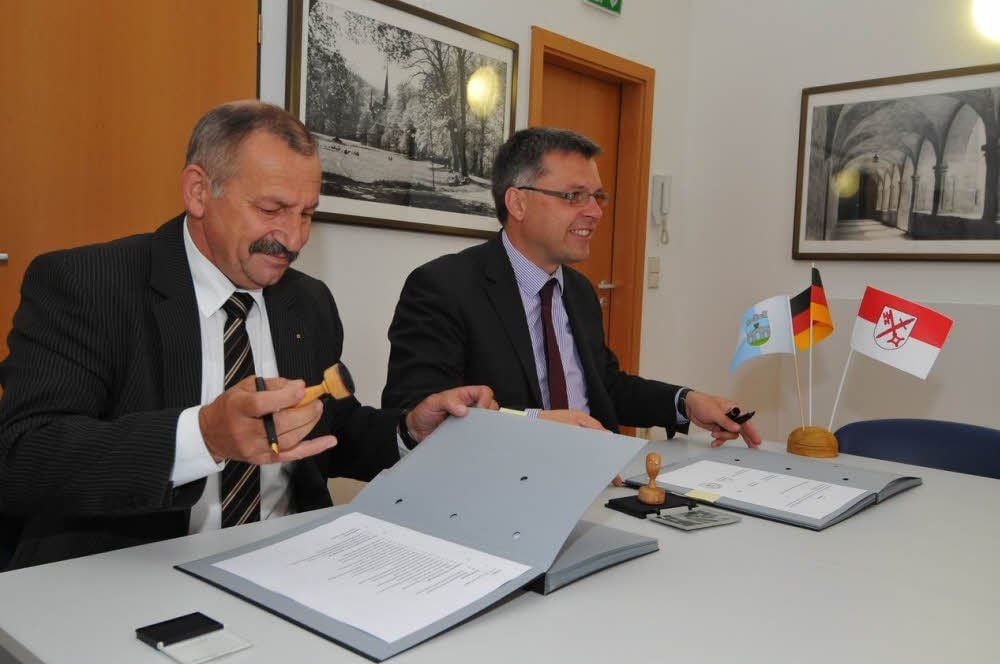 Unterschrieben und besiegelt: Ortsbürgermeister Gerd Förster (l.) und OB Bernward Küper unterzeichnen im Juni 2009 in Schulpforte den Eingemeindungsvertrag. Danach wird Kirschfest gefeiert.