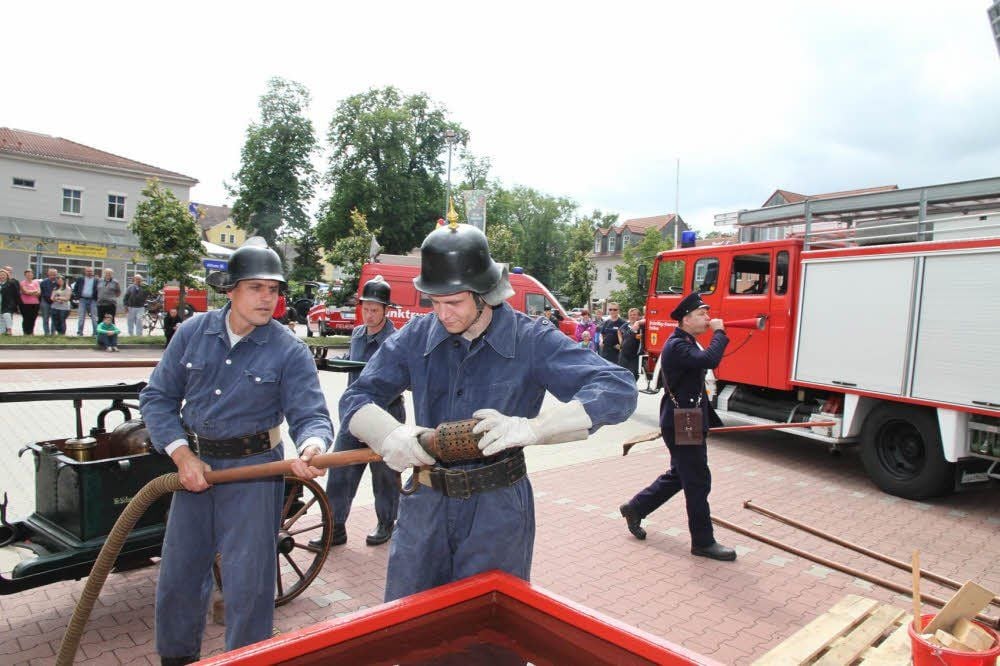 Mit einem umfangreichen Programm wird in Bad Kösen das 130-jährige Bestehen der freiwilligen Feuerwehr und der 25. Geburtstag der Jugendwehr gefeiert. Die Präsentation historischer und neuer Feuerwehrtechnik gehört ebenso dazu.