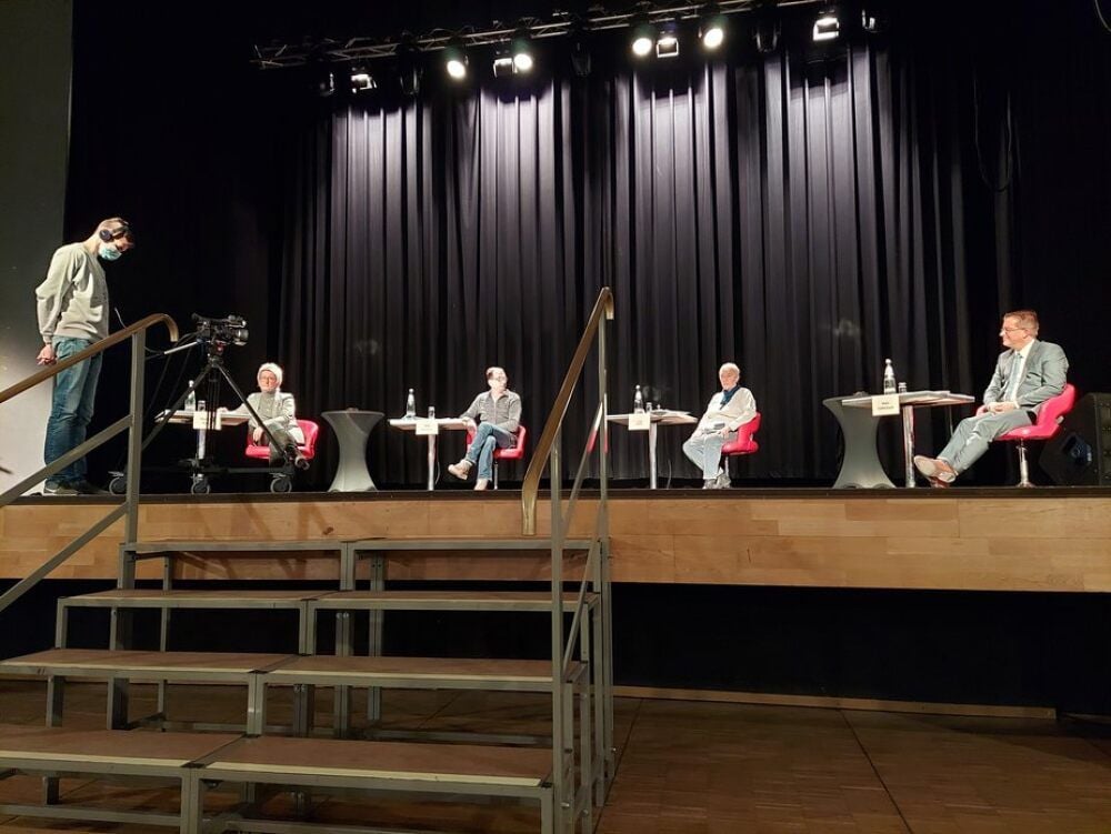 Rederunde mit Abstand: Die Bewerber stellten sich 44 Gästen im Saal und Zuschauern des Livestreams vor.
