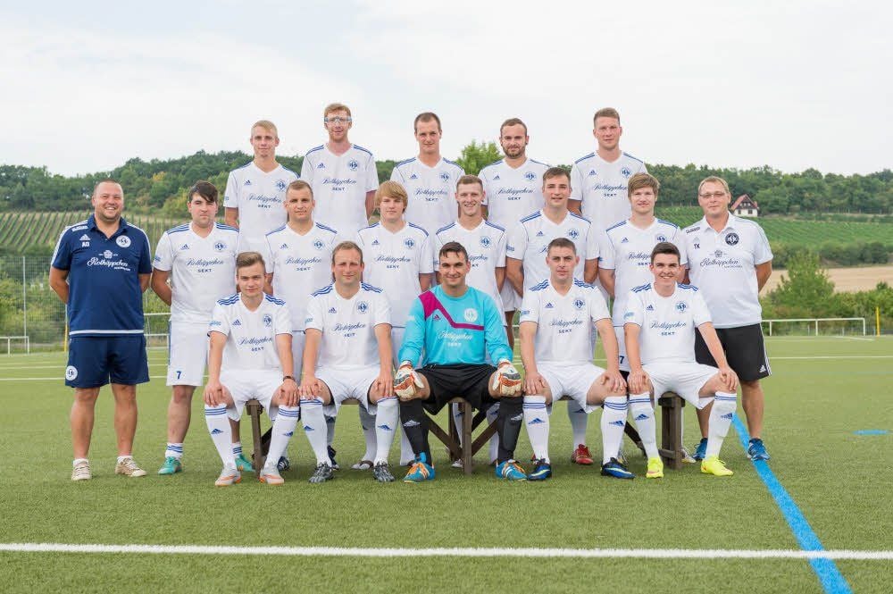Der FC RSK Freyburg vor der neuen Saison, vorn, v.l.: Philipp Wenzel, Christian Haberzettl, Christopher Stahr, Tom Schäffner, Marcel Rosenberg; Mitte, v.l.: Betreuer Andreas Oertel, Stefan Förster, Hannes Katzbeck, Jonas Weise, Jens Diener, Paul Staps, Felix Krause, Trainer Thomas Kirchhoff; hinten, v.l.: Christian Lehwald, Sven Roge, Ronny Hagge, Alexander Giese, Ralf Nebe.