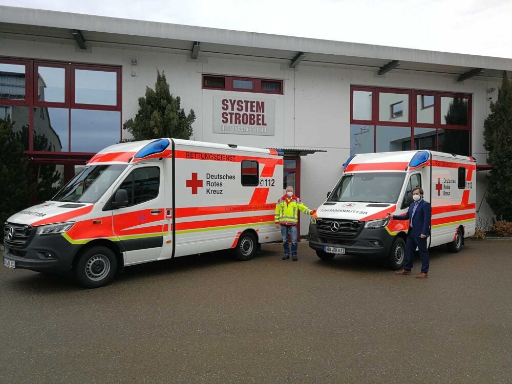 Daniel Fleißner und Sebastian Hammele (v.l.) mit den beiden Wagen