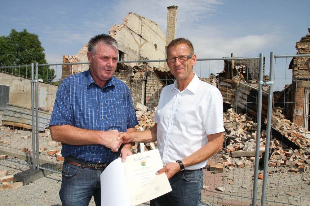 Der Bürgermeister der Partnerstadt Wetter, Kai-Uwe Spanka (r.), übergab am Sonnabend Frank Bornschein, dem Vorsitzenden des Reinsdorfer SV, eine 1000-Euro-Spende. Das Geld soll für den Wiederaufbau des abgebrannten Sportlerheims des RSV dienen.