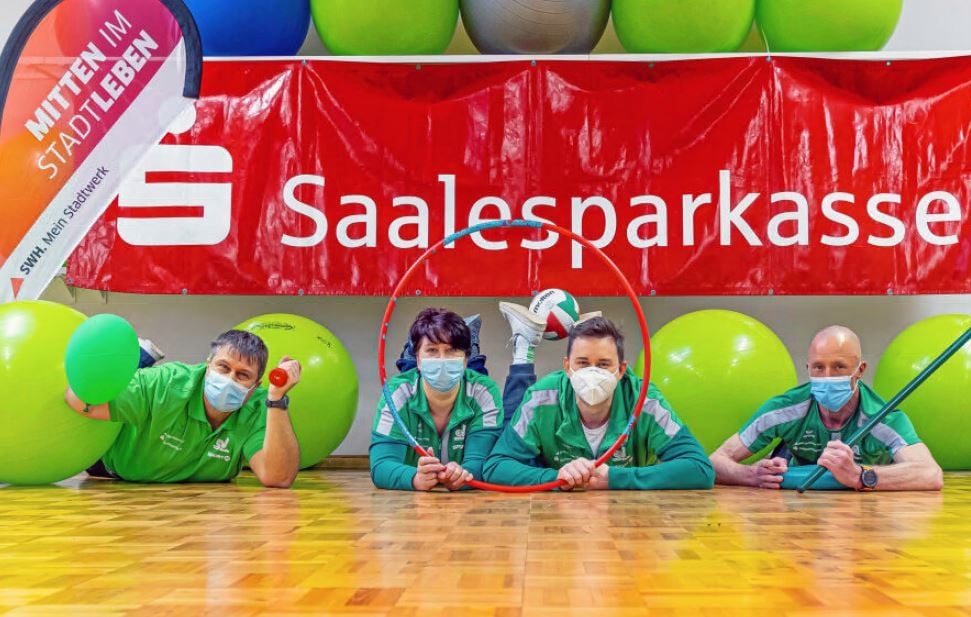 Die Gesundheitstrainer Matthias Dix, Grit und Till Michalak sowie Frank Renner (v.l.) bringen Sport und Spiel ins Kinderheim.