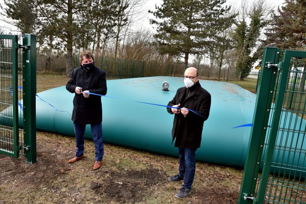 Midewa-Geschäftsführer Uwe Störzner (links) und Hohenmölsens Bürgermeister Andy Haugk weihen das neue Löschwasserkissen in Webau ein.