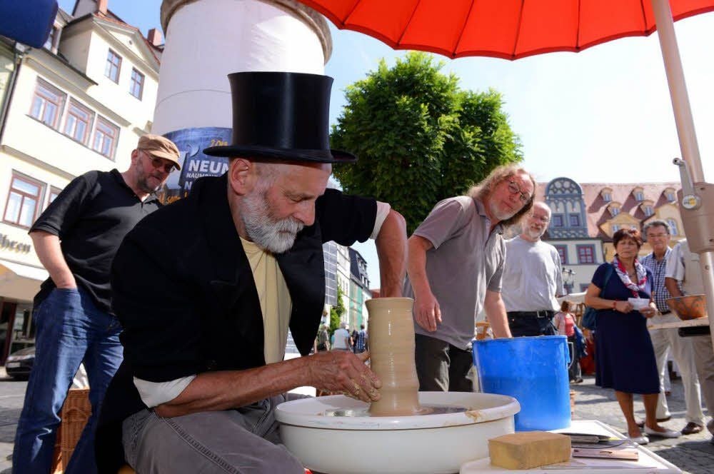 Töpfermeister wetteifern um den Tagessieg beim traditionellen Frackdrehen.