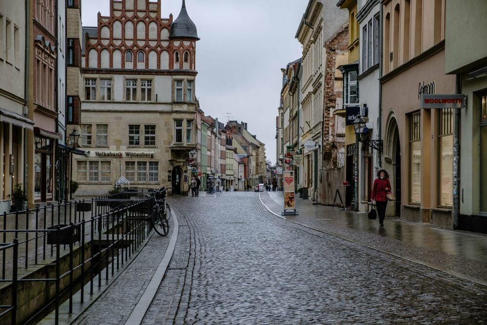 Blick in die Wittenberger Haupteinkaufsstraße. Corona hat bestehende Probleme verschlimmert.