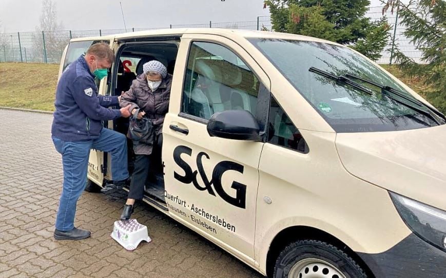 Steffen Credo, Fahrer beim Unternehmen Taxi & Transporte Elix, hat die 91-jährige Erna Antl zum Impftermin in Querfurt gebracht.
