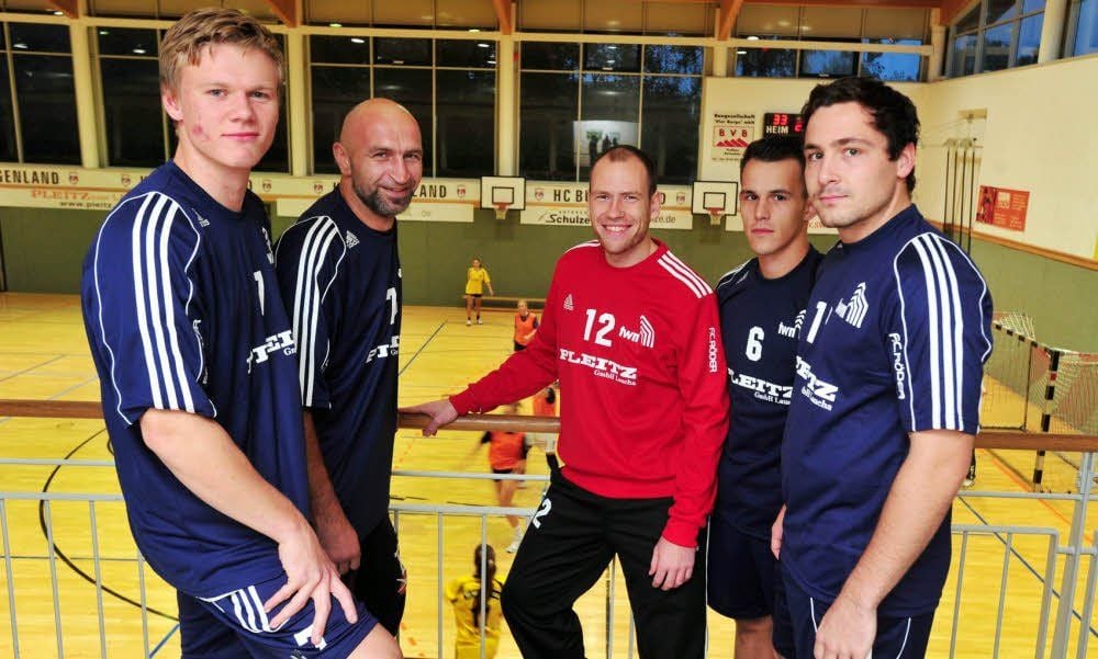HCB-II-Trainer Dima Radkevitch (2.v.l.) mit den Neuzugängen Maximilian Fuchs (v.l.), Sandro Zacher, Bertram Fischer und Theo Plitz. Auf dem Bild fehlt Stephan Meyer. Zum Auftakt in der Verbandsliga gab es ein Remis.