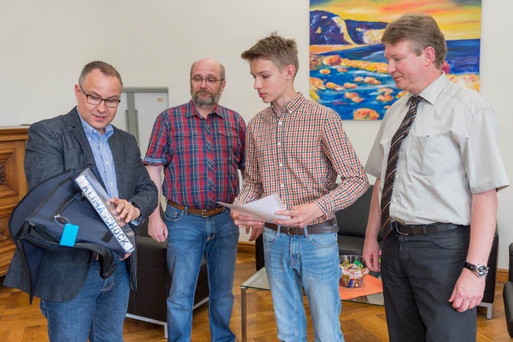 Der Pfortenser Leon Ranscht ist Landessieger des Geografie-Wettbewerbs „Diercke-Wissen“. Landesbeauftragter Hans-Christian Buhtz (v.l.), Fachlehrer Michael Heinze und Rektor Thomas Schödel gratulieren.