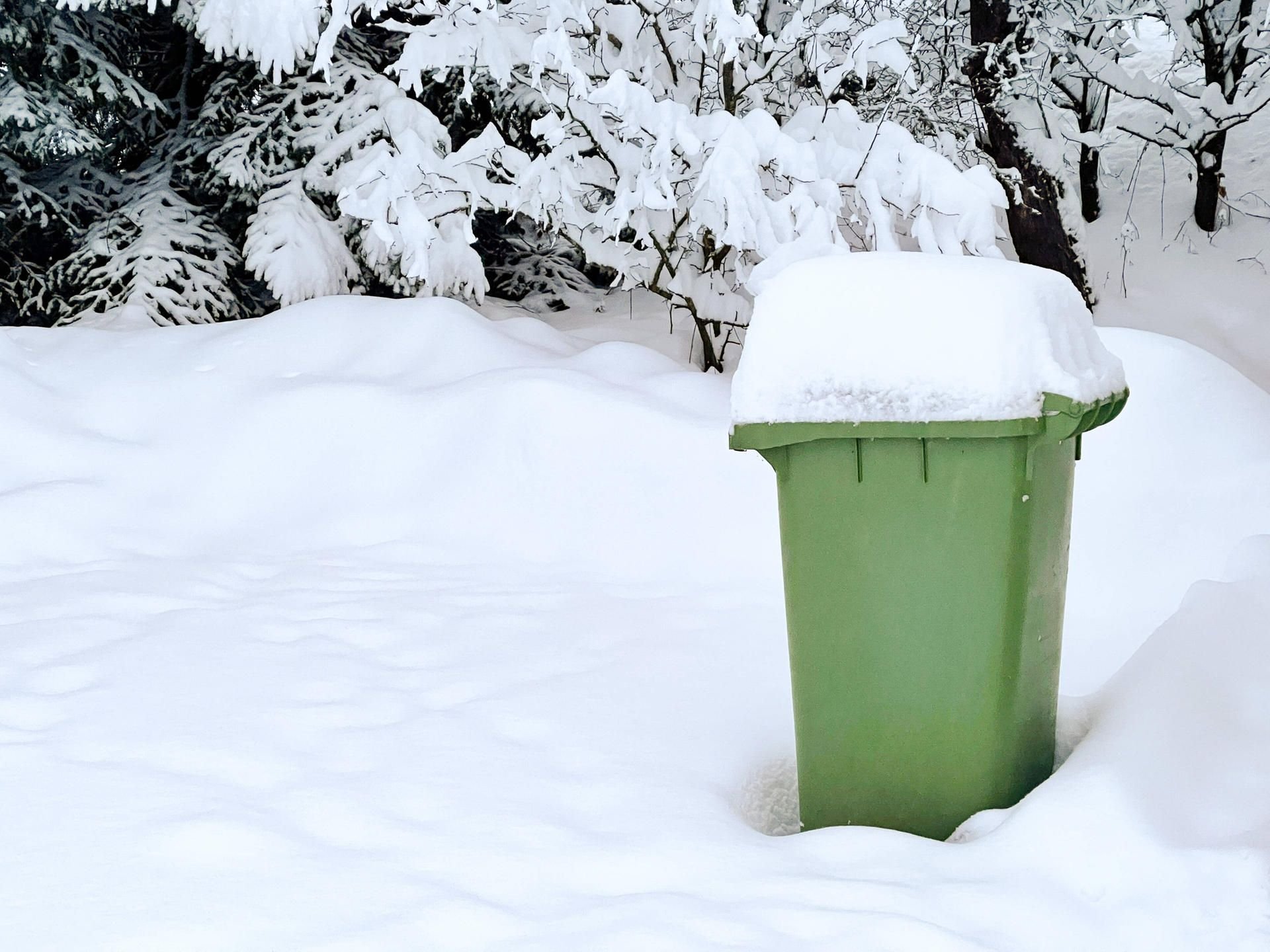 Eine Mülltonne ist durch starken Schneefall eingeschneit. (Symbolbild)