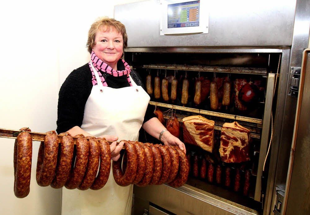 Martina Jäkel mit Würsten vom „Grünen Hof“