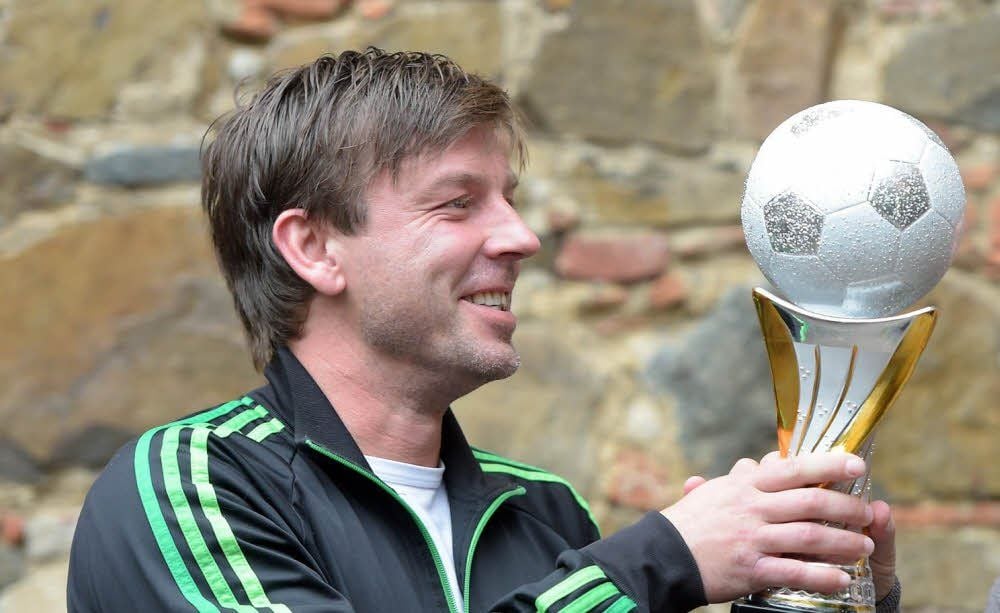 Die Hand am Pokal hatte Bernd Schneider in seiner Karriere oft. Doch mit Bayer Leverkusen und der deutschen Nationalmannschaft blieb ihm oft der Vizetitel.