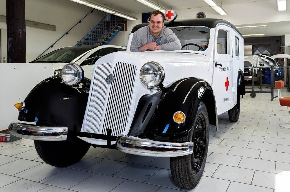 Stefan Hodel restauriert in Steigra einen IFA F8. Im Krankenwagen-Look ist er eine automobilhistorische Rarität.