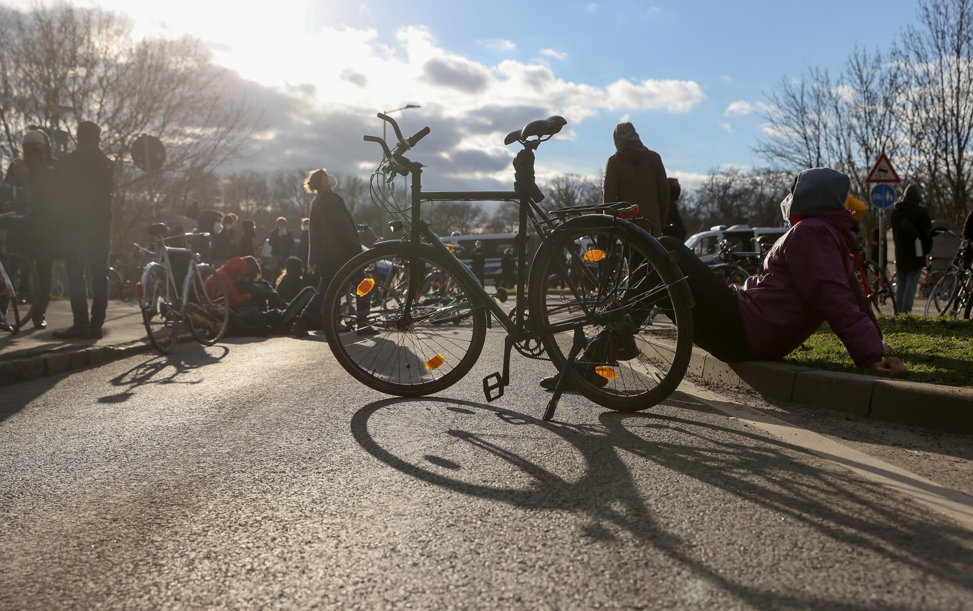 Über 1.000 Gegendemonstranten haben am Samstag in Leipzig mit Fahrradblockaden versucht, Autokorsos aus dem „Querdenken“-Lager zu stoppen.