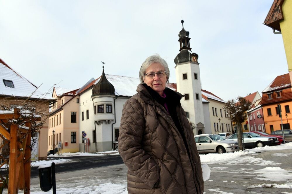 Jutta Fischer vor dem Rathaus in Gerbstedt