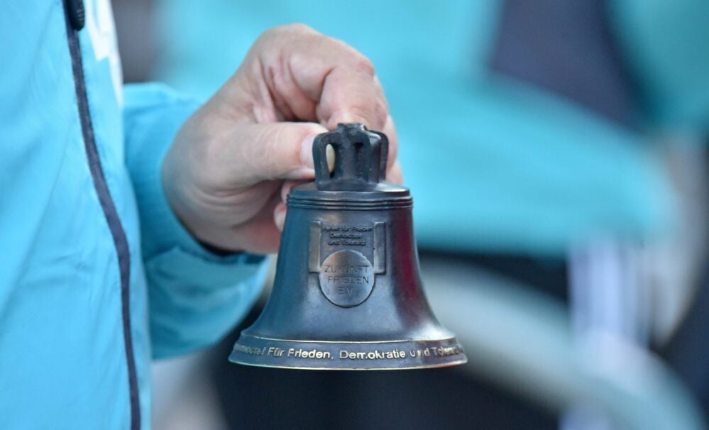 Für Frieden, Demokratie und Toleranz steht in Deutsch, Englisch und Russisch auf der Glocke, hinzu kommen Läufer, Friedenstaube und Vereinslogo.