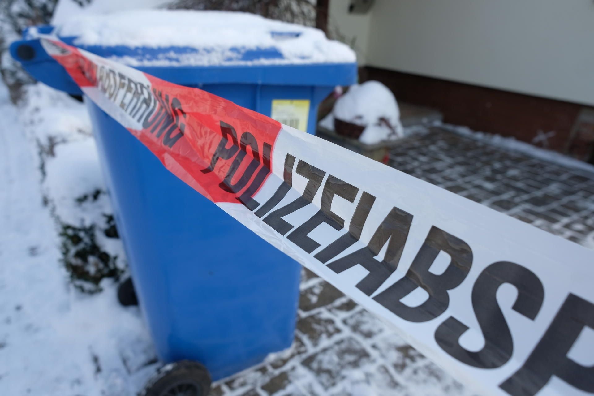 Absperrband der Polizei umgibt ein Haus in Rödlitz im Landkreis Zwickau. Ein jahrelanger Streit unter Nachbarn endete hier tödlich.