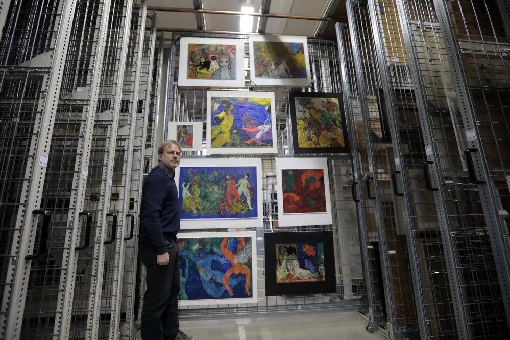Wolfgang Thöner, Bereichsleiter Sammlung, der Stiftung Bauhaus Dessau, mit Werken von Carl Marx im Bildarchiv der Stiftung, das sich in Räumen der alten Schultheiss-Brauerei befindet.