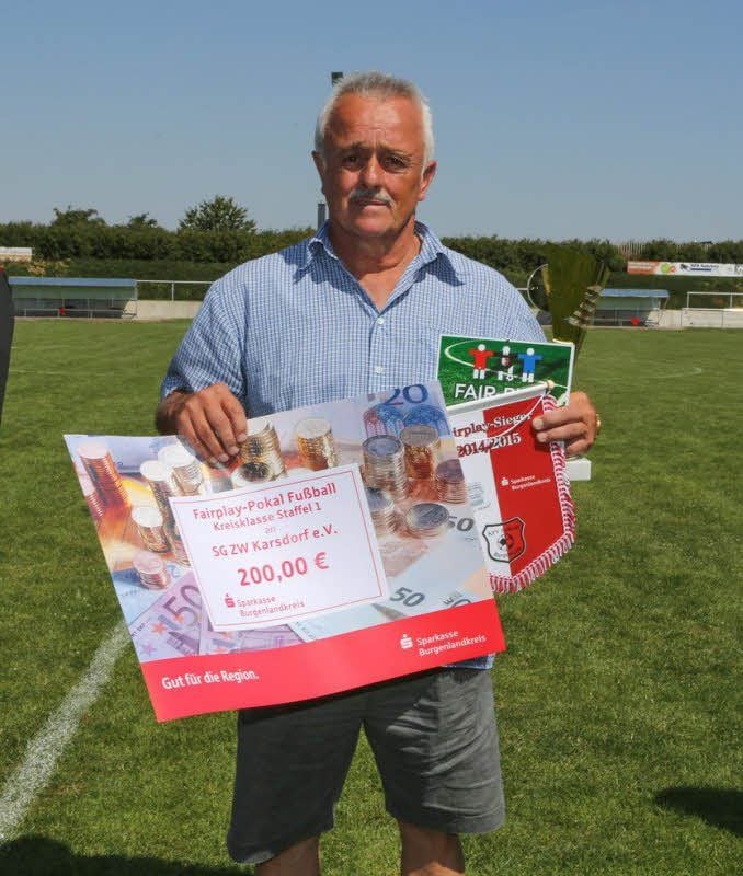 Manfred Seibicke von der SG ZW Karsdorf freut sich über die 200 Euro und die Fairplay-Trophäe.