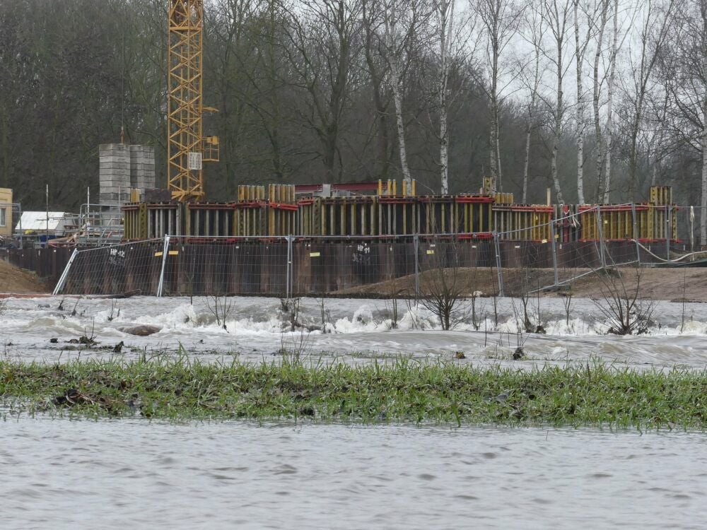 15 bis 20 Kubikmeter Wasser pro Sekunde führt die Neue Luppe im Schnitt. Derzeit ist sie an der Wehrbaustelle deutlich wasserreicher.