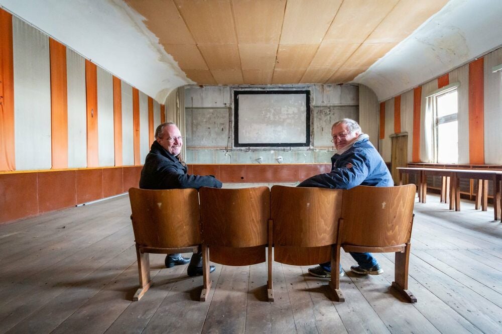 Uwe Luksch (l.) und Ralf Kuhnert in dem fast vergessenen Droyßiger Kino.