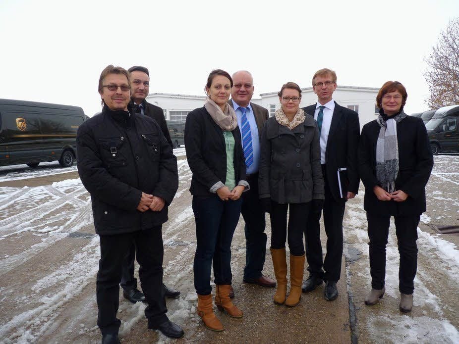 Besuch im Unternehmen Fahrzeugbau Sommer: Klaus Schenk (von links), Sparkassenvorstand Mario Kerner, Personalchefin Silva Jentke, Harri Reiche, Isabell Bottner, Richard Bäumler und Monika Joseph.