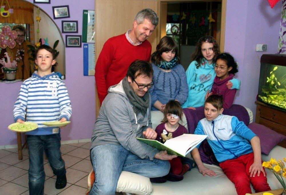 Im Kinderheim von Vitzenburg haben 18 Mädchen und Jungen ihr Zuhause. Geleitet wird es von Susann und Heiko Sander (sitzend). Es ist eines der kleinsten privaten Heime Sachsen-Anhalts. Ortsbürgermeister Carsten Knuhr stattet einen Besuch ab.