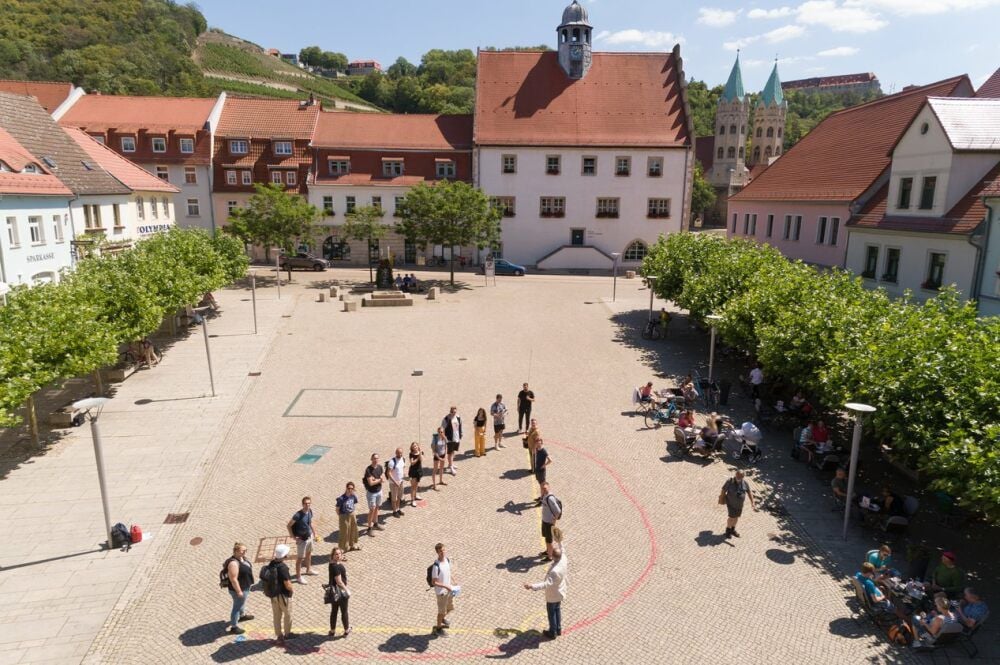Während des Projektes stellten die Studenten auf dem Freyburger Marktplatz die Gründung der Stadt nach.
