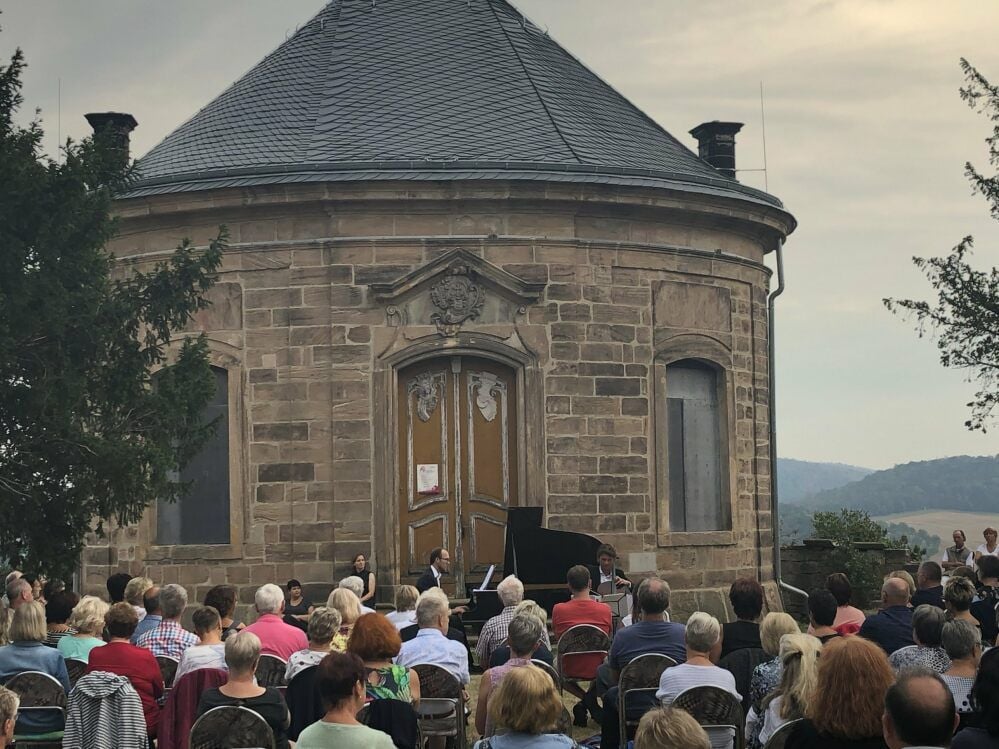 Vor dem Pavillon fanden im August 2020 Konzerte statt.
