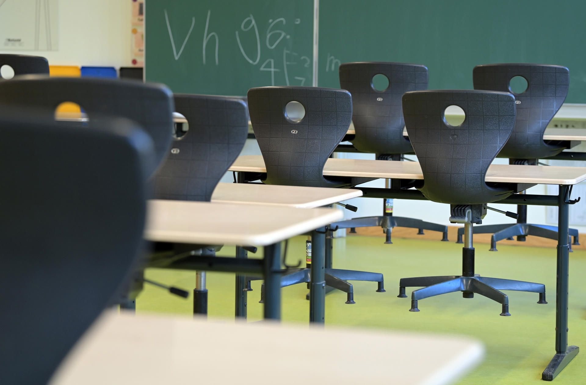 Aufgrund der aktuellen Entwicklungen in der Corona-Pandemie setzt Sachsen-Anhalt die Präsenzpflicht an weiterführenden Schulen aus.