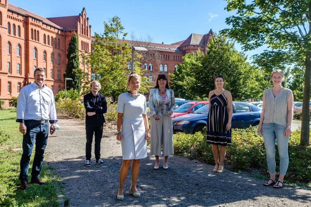 Und es war Sommer. Die City-Managerinnen Annika Heinlein (2. von rechts) und Carolin Bernhardt (ganz rechts) bei ihrer Vorstellung im August 2020