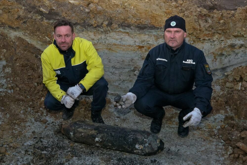 Und wieder eine weniger: Udo Theilemann (rechts) und Denny Knabe haben bereits fünf Bomben auf der Silberhöhe entschärft.