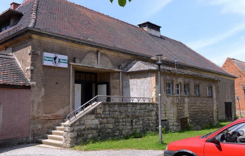 Die Spielothek hinterm Schützenhaus in Laucha ist in der Nacht zum Mittwoch überfallen worden. Ein Mitarbeiter wurde schwer verletzt.
