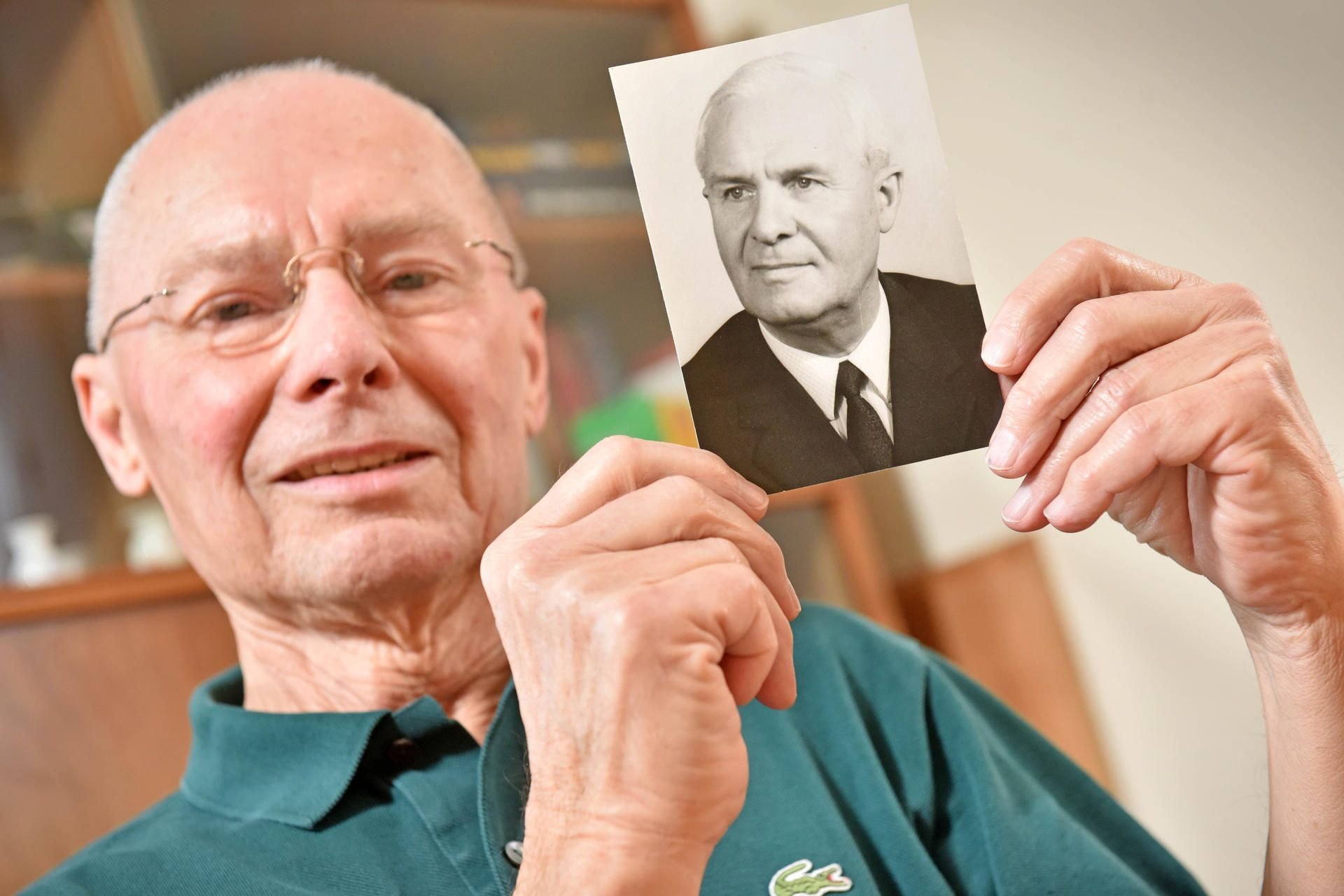 Hartmut Seitz mit dem Bild seines Vaters Hugo Seitz, dem Architekten des Wolfener Kinos.
