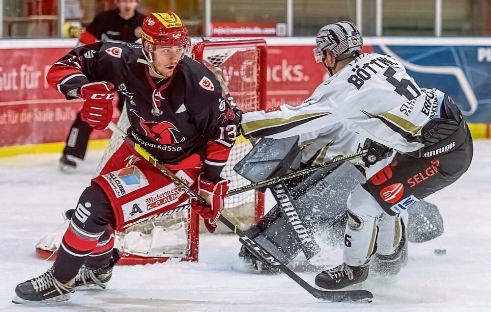 Saale Bulls-Spieler Leon Fern (links) gehört mit 27 Scorerpunkten zu den offensivstärksten Verteidigern der Liga.