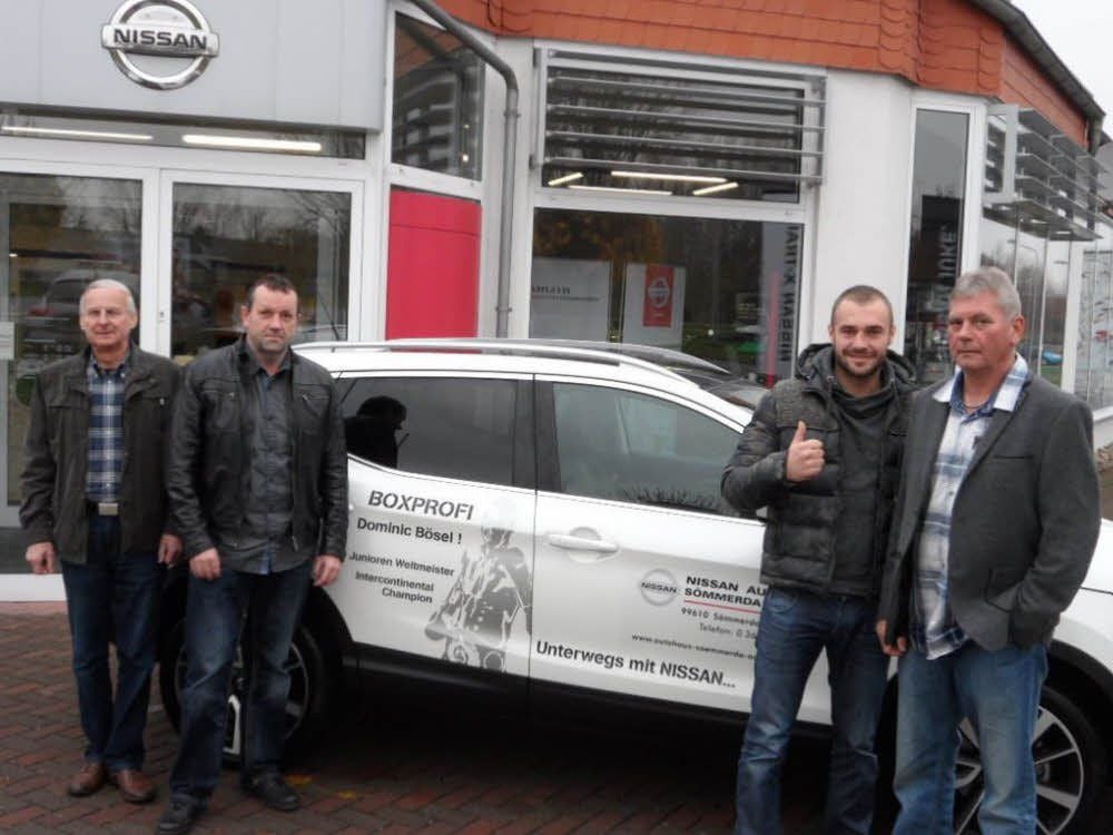 Dominic Bösel (2.v.r.) vor seinem Nissan Qashqai mit dem Baumersrodaer Fußballtrainer Hartmut Urbicht (r.) sowie den Geschäftsführern des Autohauses Sömmerda-Ost GmbH, Harald Brandt (l.) und Detlef Urbicht.