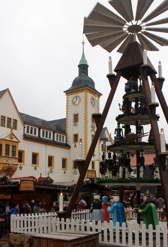 Freiberger Obermarkt mit einem der schönsten Weihnachtsmärkte Deutschlands.