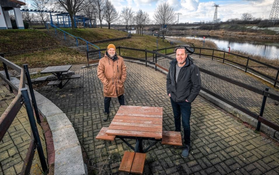 Lars Wilken (r.) ist neuer Betreiber der Angersdorfer Teiche, die jetzt Karlsbad heißen. Patrick Schmidt wird neuer Betriebsleiter.