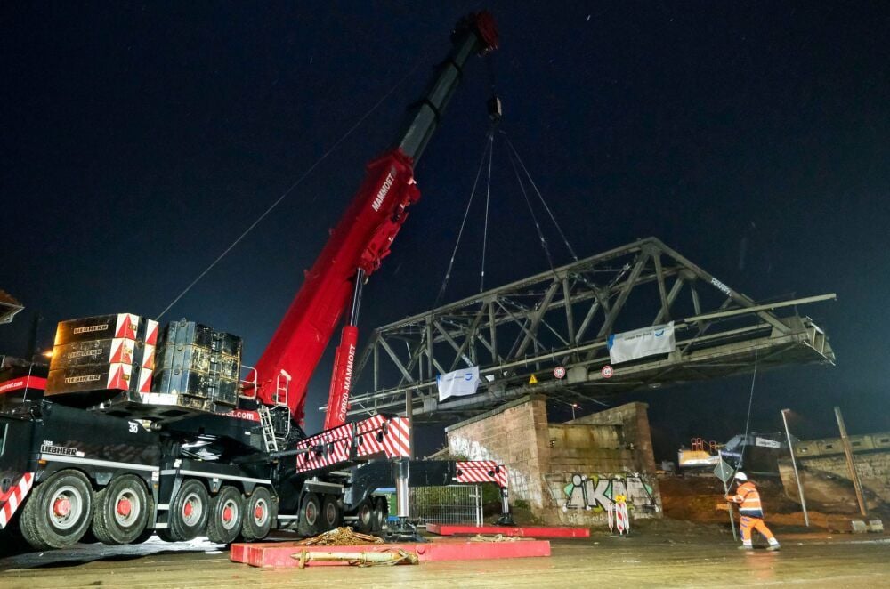 Da schwebt sie dahin: Der größte mobile Kran der Welt hat die Argentinierbrücke ausgehoben.