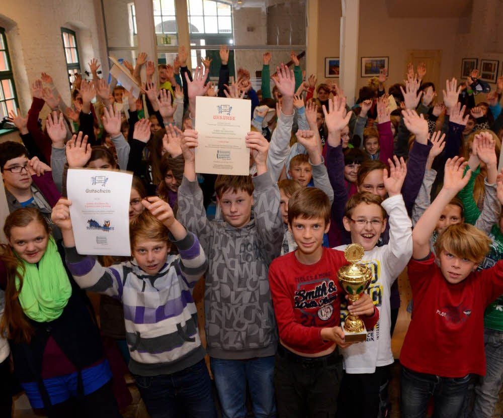 Die drei erfolgreichsten Klassen des Schulspiels werden während eines Besuches im Tageblatt/MZ-Verlag mit Preisen ausgezeichnet.